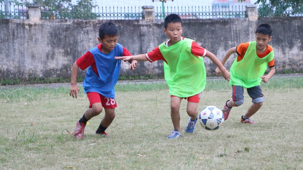 hoc sinh tieu hoc yen nghia hao hung voi cac hoat dong chao mung ngay 20 11