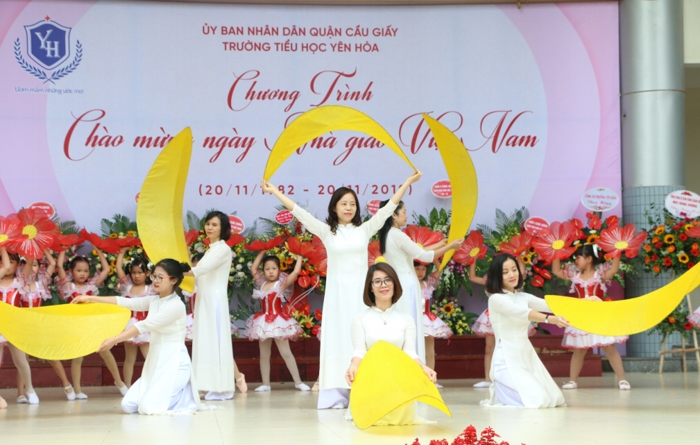 Tưng bừng không khí cô trò tiểu học chào đón ngày Nhà giáo Việt Nam 20-11