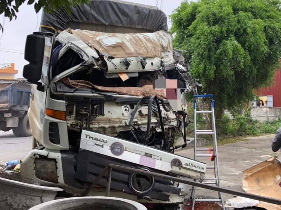 xe tai mat lai lao vao xe nguoc chieu khien mot nguoi tu vong