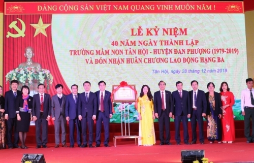 Trường Mầm non Tân Hội đón nhận Huân chương Lao động hạng Ba