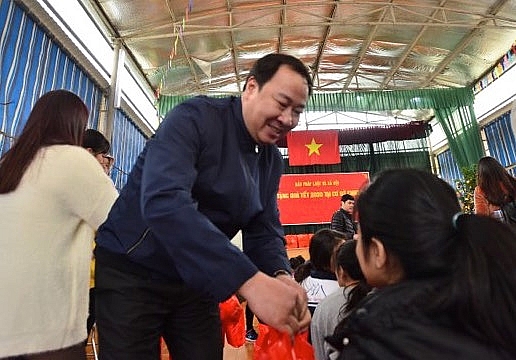 Gói ghém yêu thương, trao gửi nghĩa tình mùa xuân goi ghem yeu thuong trao gui nghia tinh mua xuan