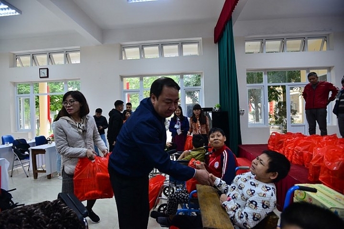 Gói ghém yêu thương, trao gửi nghĩa tình mùa xuân goi ghem yeu thuong trao gui nghia tinh mua xuan