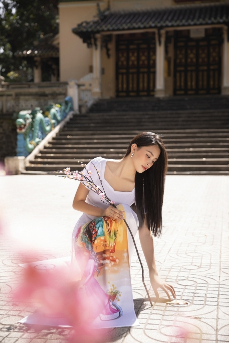 Hoa hậu Tiểu Vy đẹp tinh khôi với áo dài truyền thống ngày cận Tết