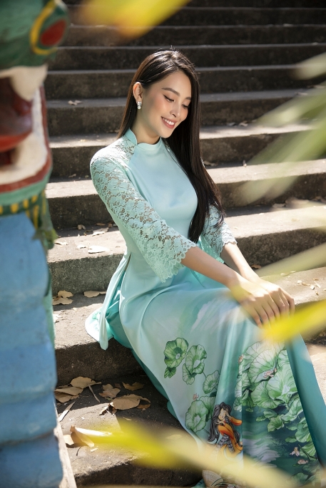 Hoa hậu Tiểu Vy đẹp tinh khôi với áo dài truyền thống ngày cận Tết