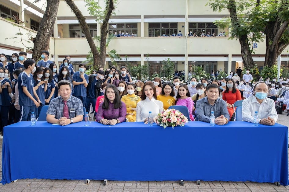 Bất ngờ xuất hiện tại trường cũ, Hoa hậu Thùy Tiên “gây thương nhớ” với áo dài trắng