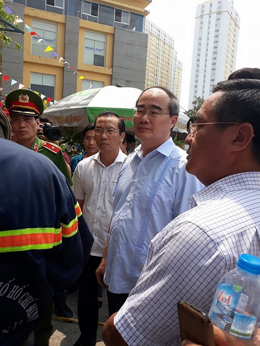 Bí thư Thành ủy Nguyễn Thiện Nhân trực tiếp có mặt chỉ đạo điều tra, khắc phục hậu quả đám cháy bi thu thanh uy nguyen thien nhan truc tiep co mat chi dao dieu tra khac phuc vu hau qua dam chay