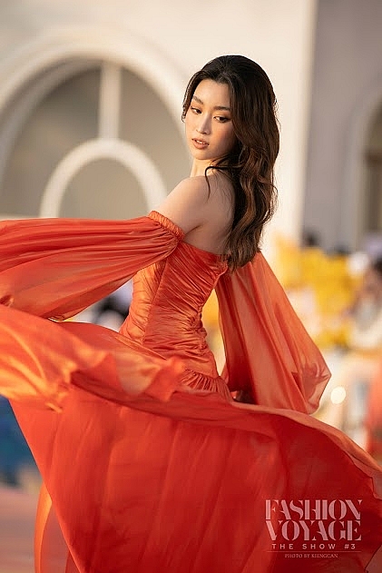 Hoa hậu Đỗ Hà làm vedette trong show diễn của NTK Adrian Anh Tuấn