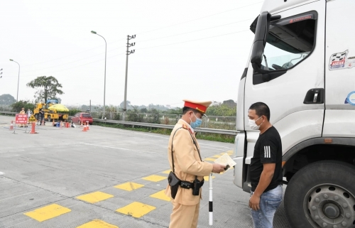 Chở thêm hàng, lái xe "ngậm ngùi" ký biên bản phạt quá tải