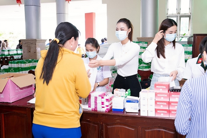Tiểu Vy, Đỗ Hà,  Kiều Loan tổ chức khám bệnh tổng quát cho công nhân khu công nghiệp tại  Long An
