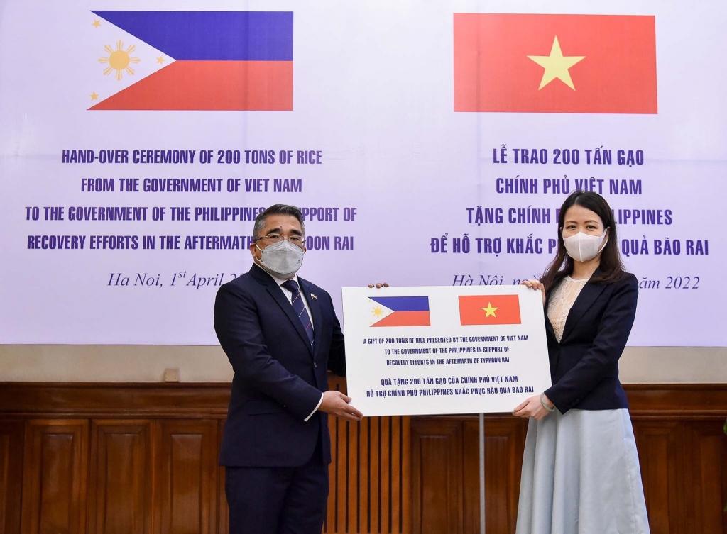 Việt Nam trao tượng trưng 200 tấn gạo, gửi tặng Chính phủ và Nhân dân Phi-líp-pin