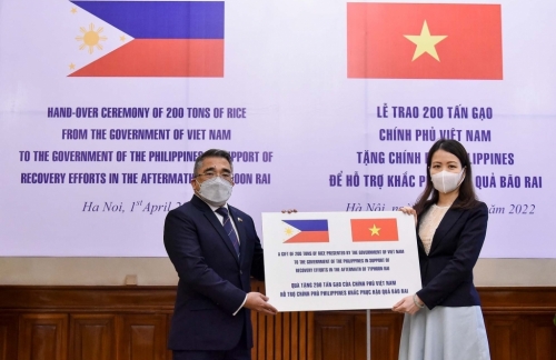 Việt Nam trao tượng trưng 200 tấn gạo, gửi tặng Chính phủ và Nhân dân Phi-líp-pin