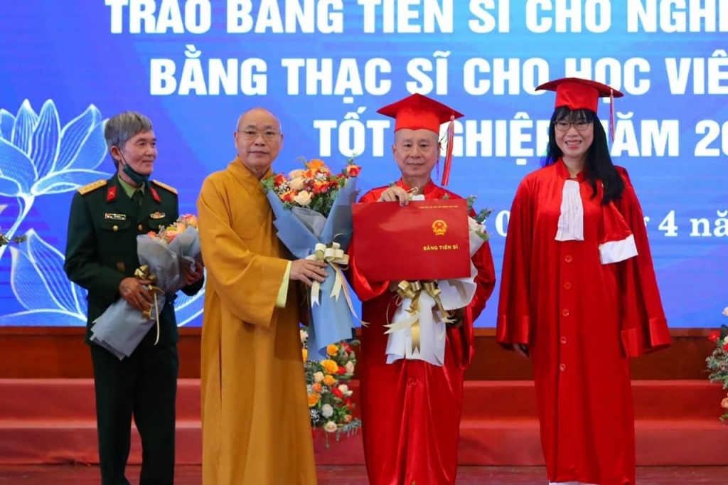 Thượng tọa Thích Chân Quang được trao bằng Tiến sĩ ngành Luật