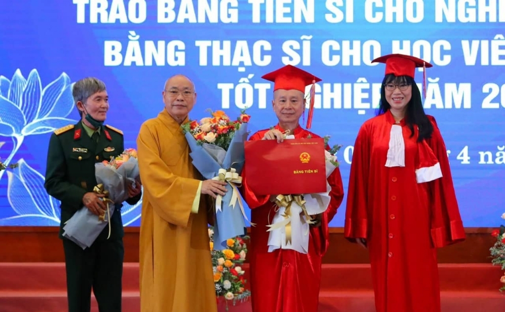 Thượng tọa Thích Chân Quang được trao bằng Tiến sĩ ngành Luật