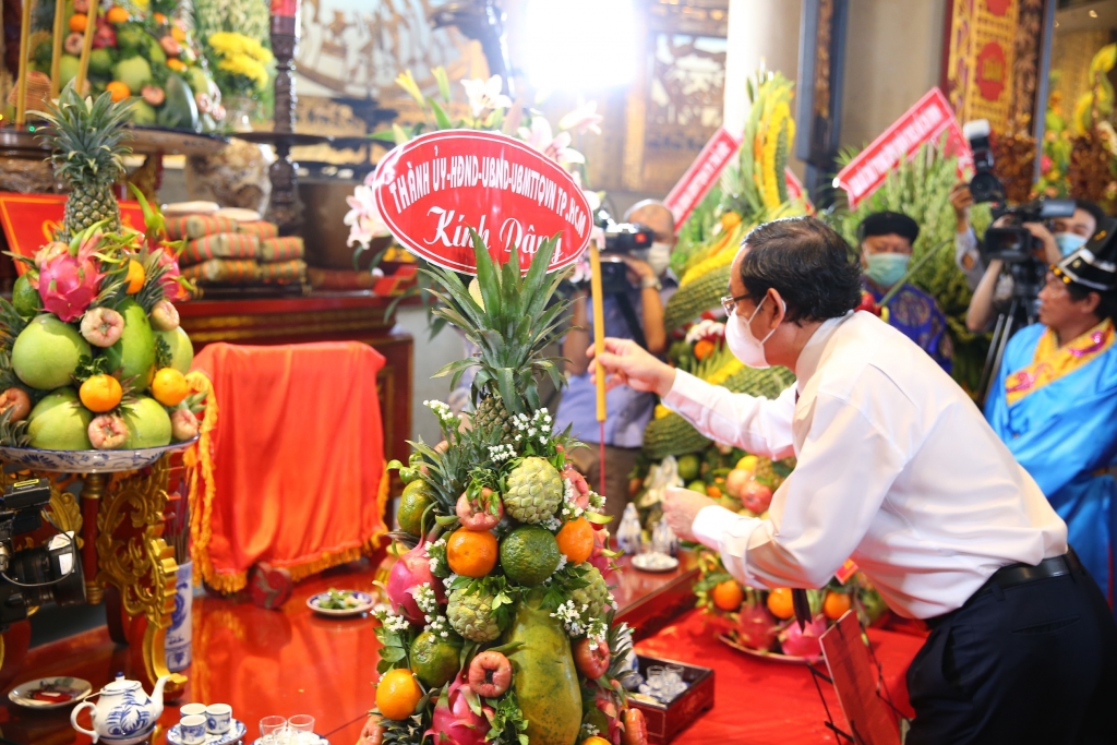 Lãnh đạo, Nhân dân TP HCM dâng hương, dâng hoa tưởng nhớ các vua Hùng