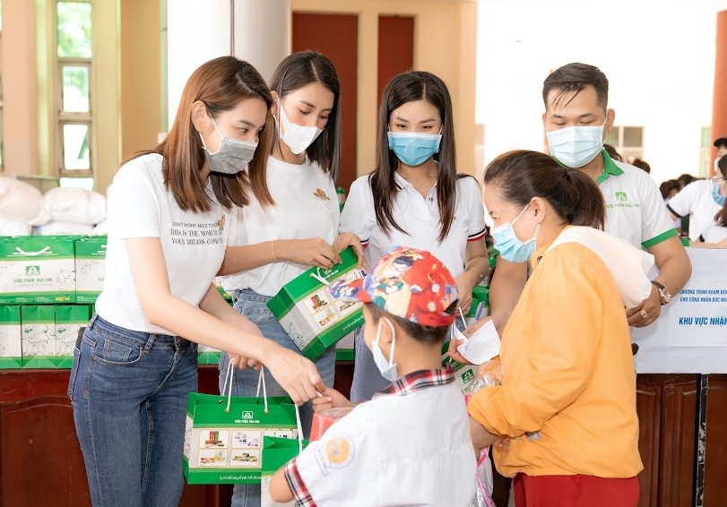 Hoa hậu Tiểu Vy trao 100 triệu mua vaccine cho công nhân Bắc Giang