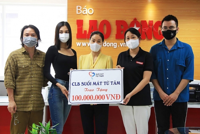 Hoa hậu Tiểu Vy trao 100 triệu mua vaccine cho công nhân Bắc Giang