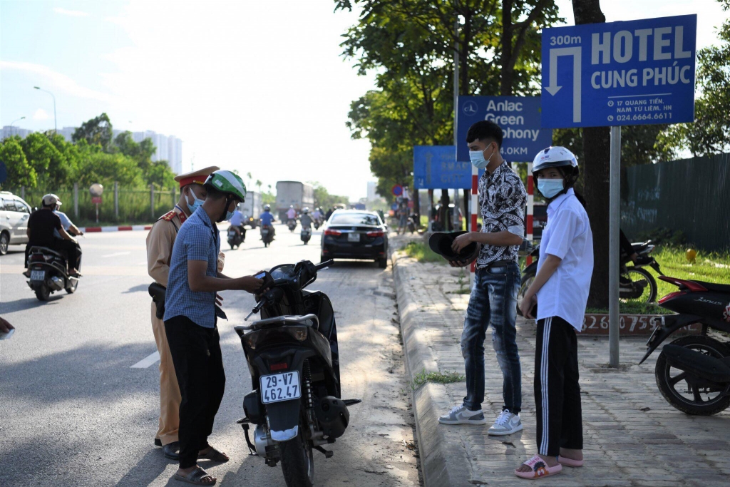 CSGT Hà Nội lập chốt, xử lý nghiêm mô tô đi vào Đại lộ Thăng Long