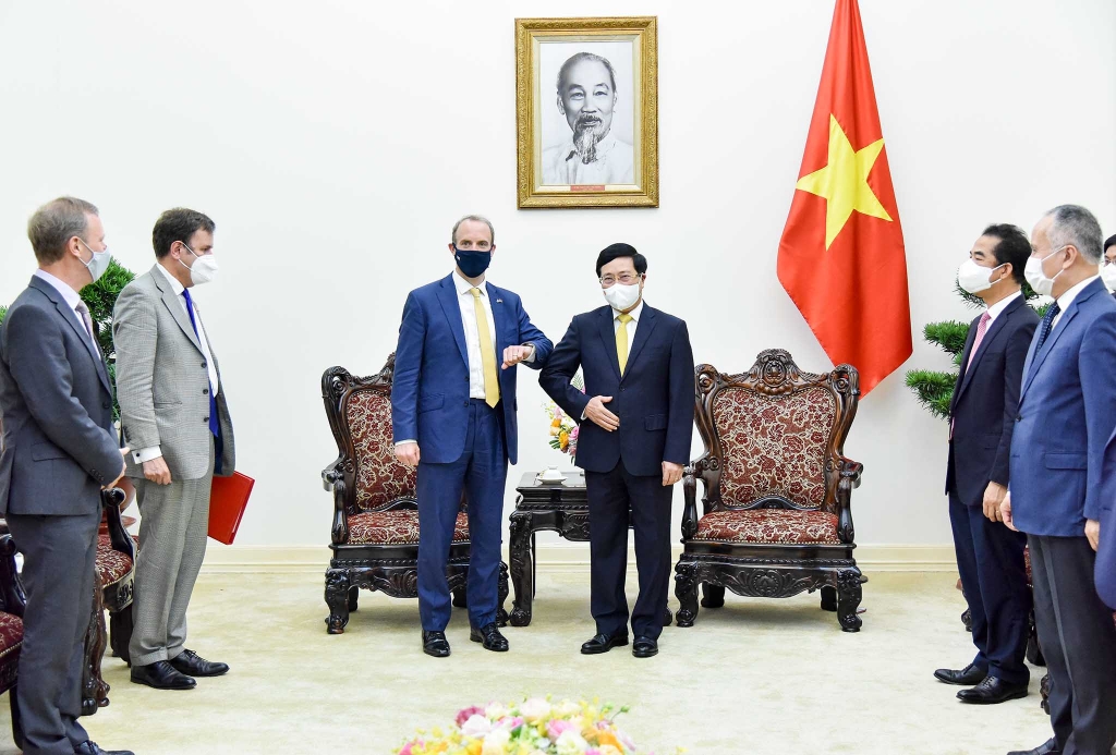 Phó Thủ tướng Phạm Bình Minh tiếp Bộ trưởng thứ nhất, Bộ trưởng Ngoại giao và Phát triển Anh