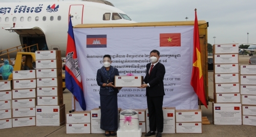 Campuchia gửi tặng trang thiết bị và vật tư y tế phòng chống dịch Covid-19 cho TP HCM