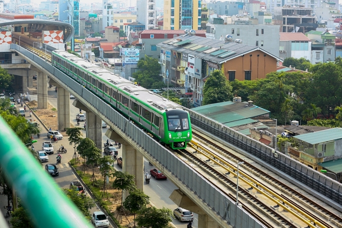 tau duong sat tren cao bat dau chay tren pho