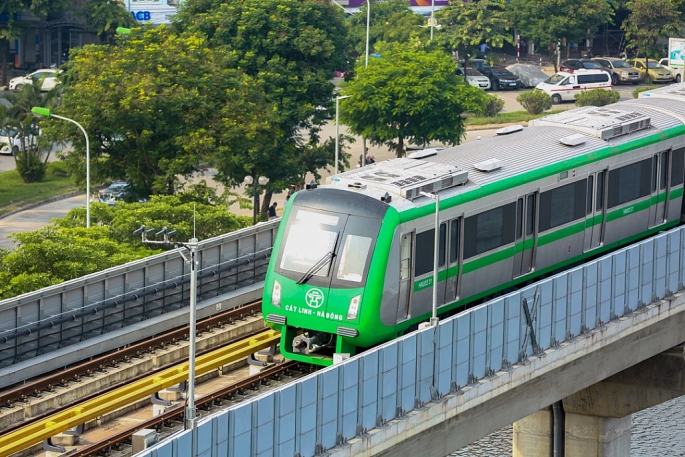 tau duong sat tren cao bat dau chay tren pho