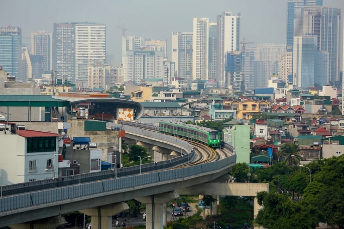 tau duong sat tren cao bat dau chay tren pho