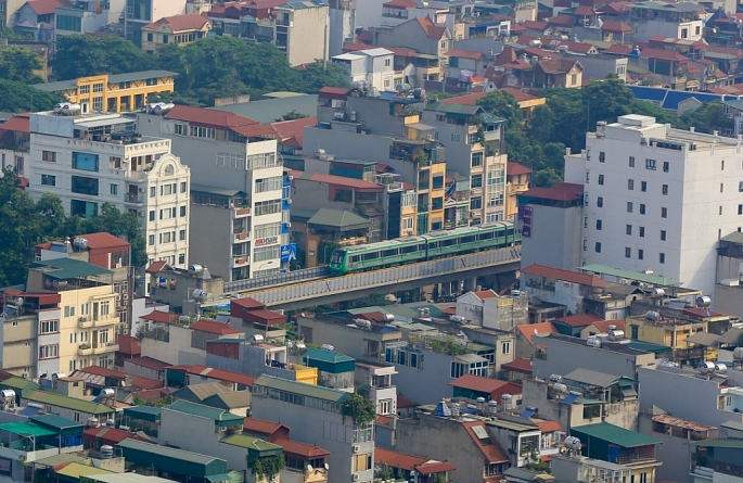 tau duong sat tren cao bat dau chay tren pho