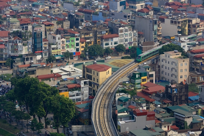 tau duong sat tren cao bat dau chay tren pho