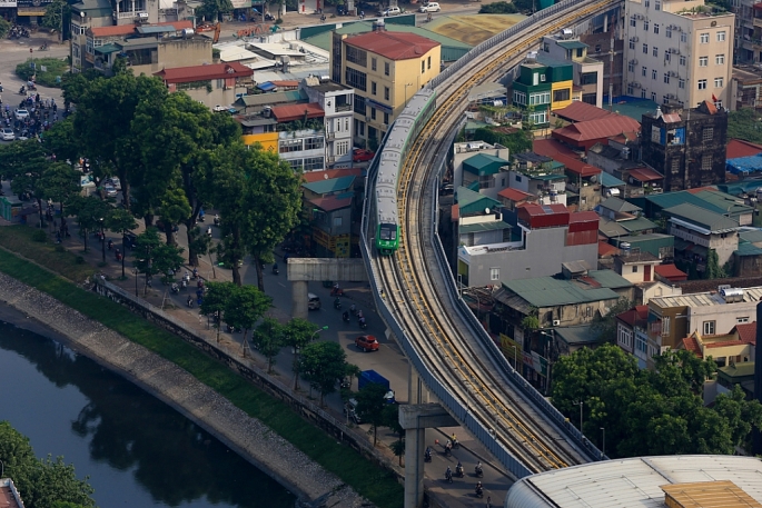 tau duong sat tren cao bat dau chay tren pho