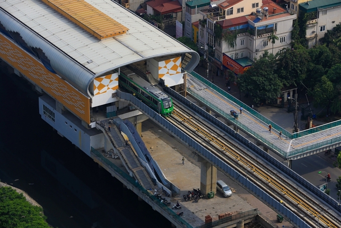 tau duong sat tren cao bat dau chay tren pho