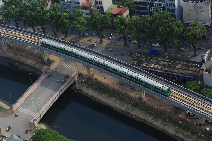 tau duong sat tren cao bat dau chay tren pho