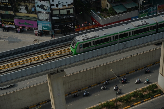 tau duong sat tren cao bat dau chay tren pho