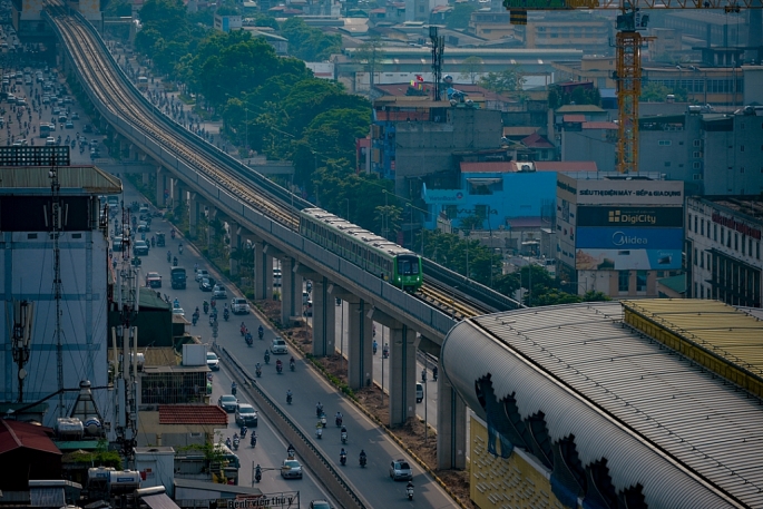 tau duong sat tren cao bat dau chay tren pho