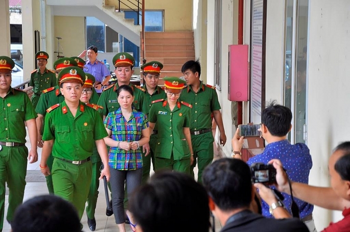 lanh nguoi truoc loi khai cua nguoi dan ba hai chong