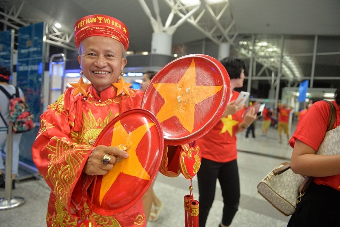 Cổ động viên nhuộm đỏ sân bay Nội Bài đi Indonesia 