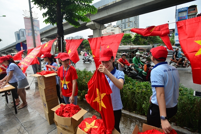 tang 1000 ao mien phi cho co dong vien truoc gio bong lan