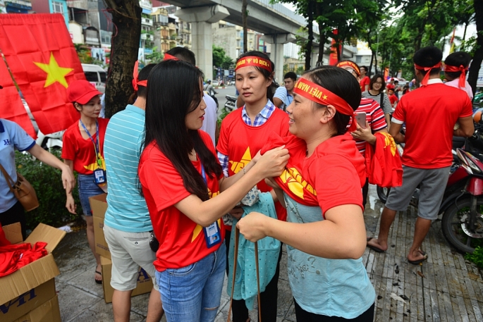 tang 1000 ao mien phi cho co dong vien truoc gio bong lan