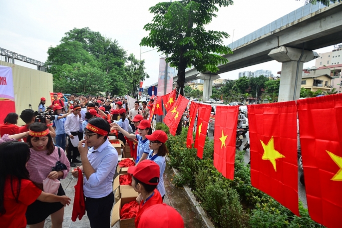 tang 1000 ao mien phi cho co dong vien truoc gio bong lan