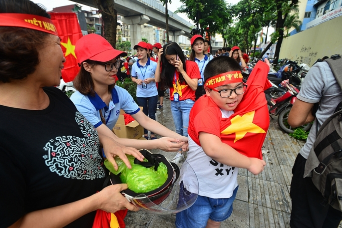 tang 1000 ao mien phi cho co dong vien truoc gio bong lan