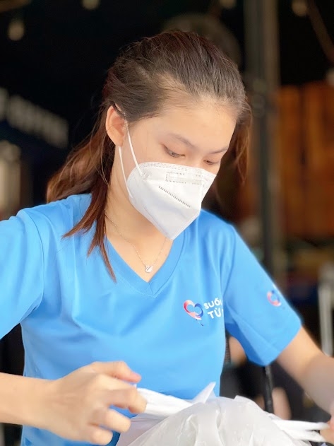 Hoa hậu Tiểu Vy, Á hậu Ngọc Thảo làm shipper giao cơm cho lực lượng tuyến đầu chống dịch