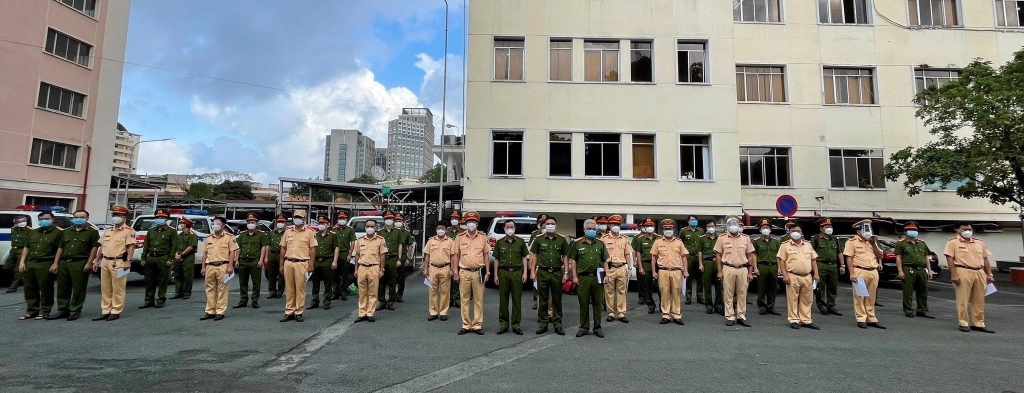 “Chúng tôi ra đường vì thành phố bình yên, các bạn ở nhà vì thành phố an toàn”