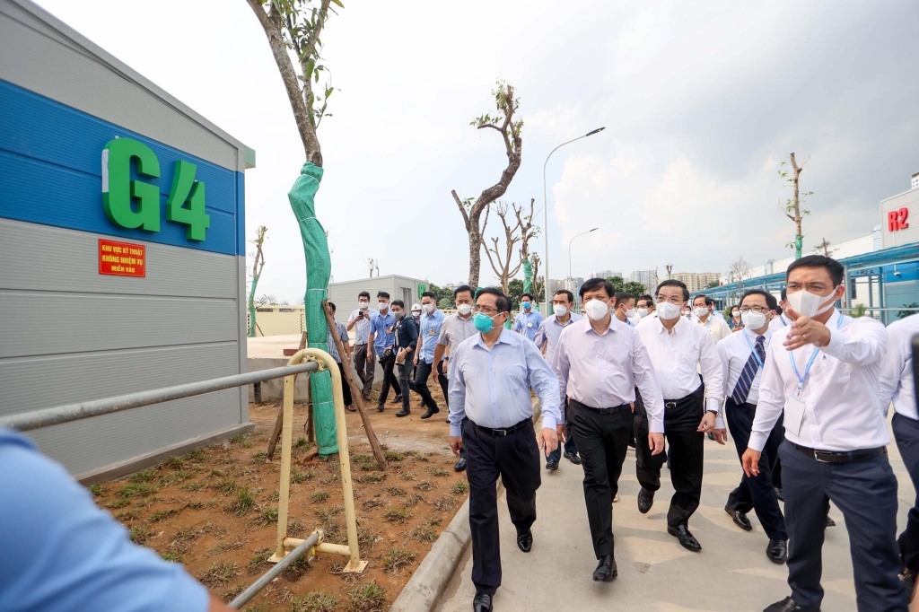 Thủ tướng kiểm tra Bệnh viện dã chiến điều trị COVID-19 tại Hà Nội