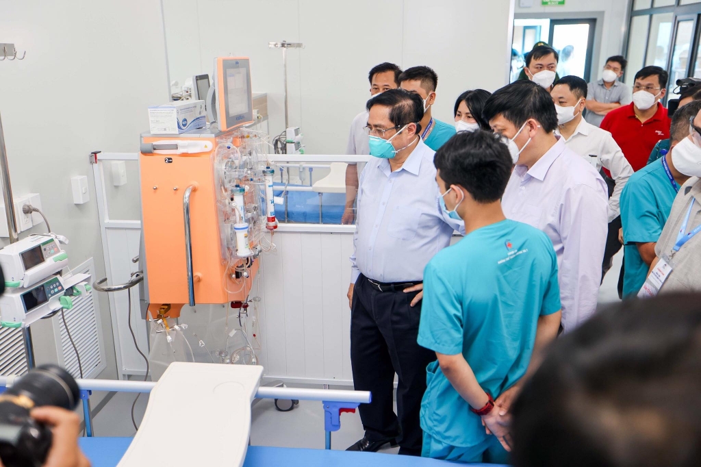 Thủ tướng kiểm tra Bệnh viện dã chiến điều trị COVID-19 tại Hà Nội
