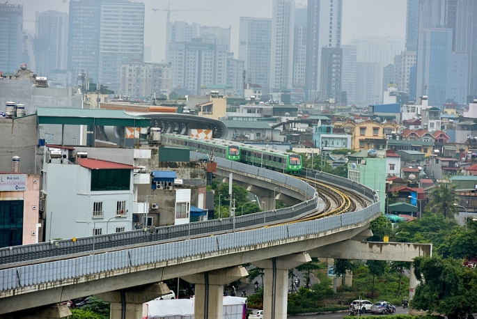 4 doan tau duong sat cat linh ha dong bat ngo di chuyen noi duoi truoc ngay chay thu