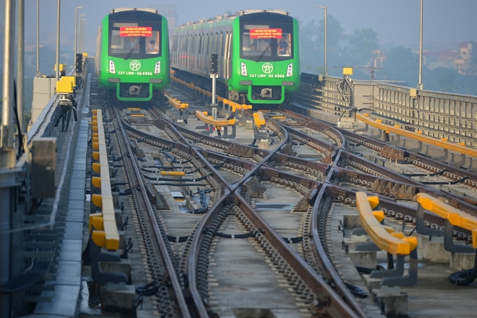 hanh khach trai nghiem tren chuyen tau chay thu ha dong cat linh