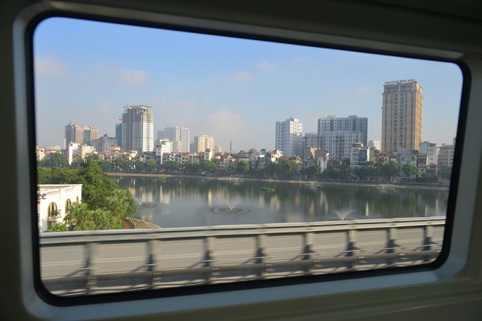 hanh khach trai nghiem tren chuyen tau chay thu ha dong cat linh