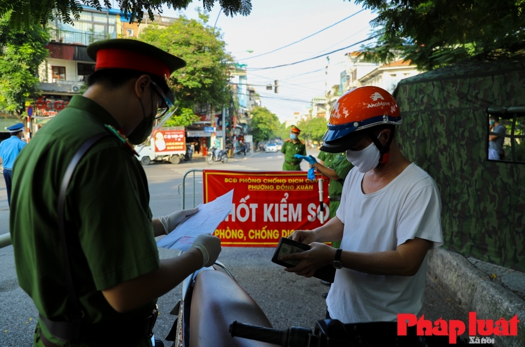 Có thể nhận "án phạt" đến 3 triệu đồng nếu không giữ khoảng cách khi tiếp xúc