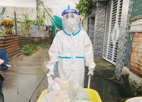 Tiểu Vy, Phương Anh "đội mưa", tiếp tế lương thực cho người nghèo