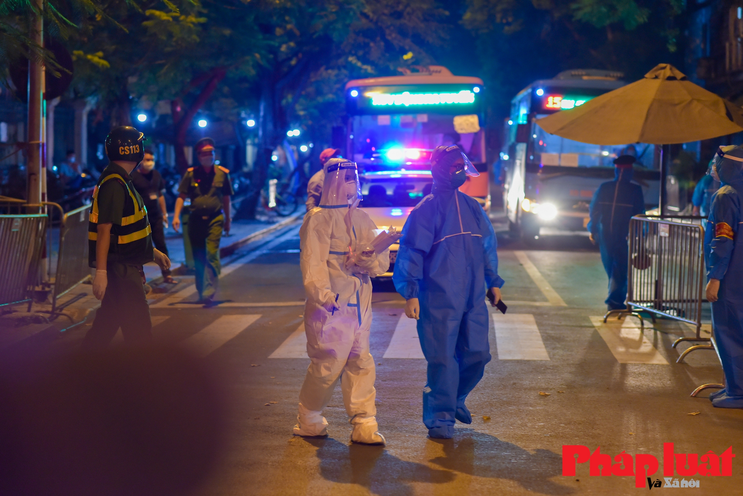 Di chuyển hơn 100 F1 rời khỏi bệnh viện Việt Đức trong đêm