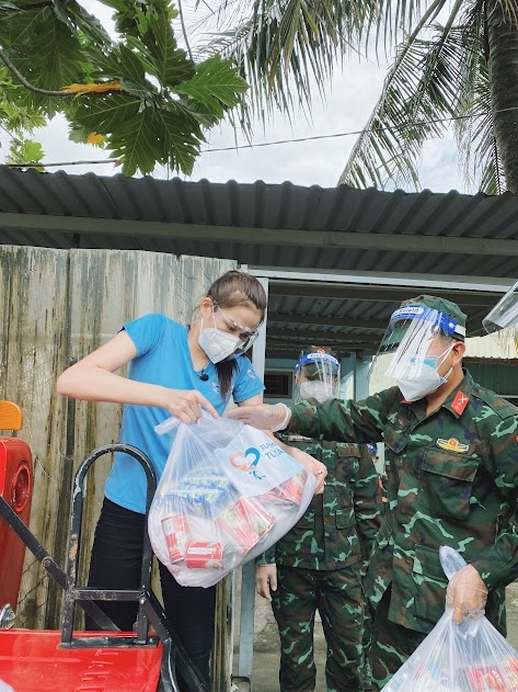Hoa hậu Đỗ Hà trao hàng trăm phần quà đến người nghèo tại TP HCM